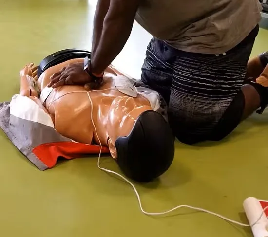 Formation RCP avec défibrillateur (DAE) sur mannequin — HK Formation à Nouméa, Nouvelle-Calédonie
