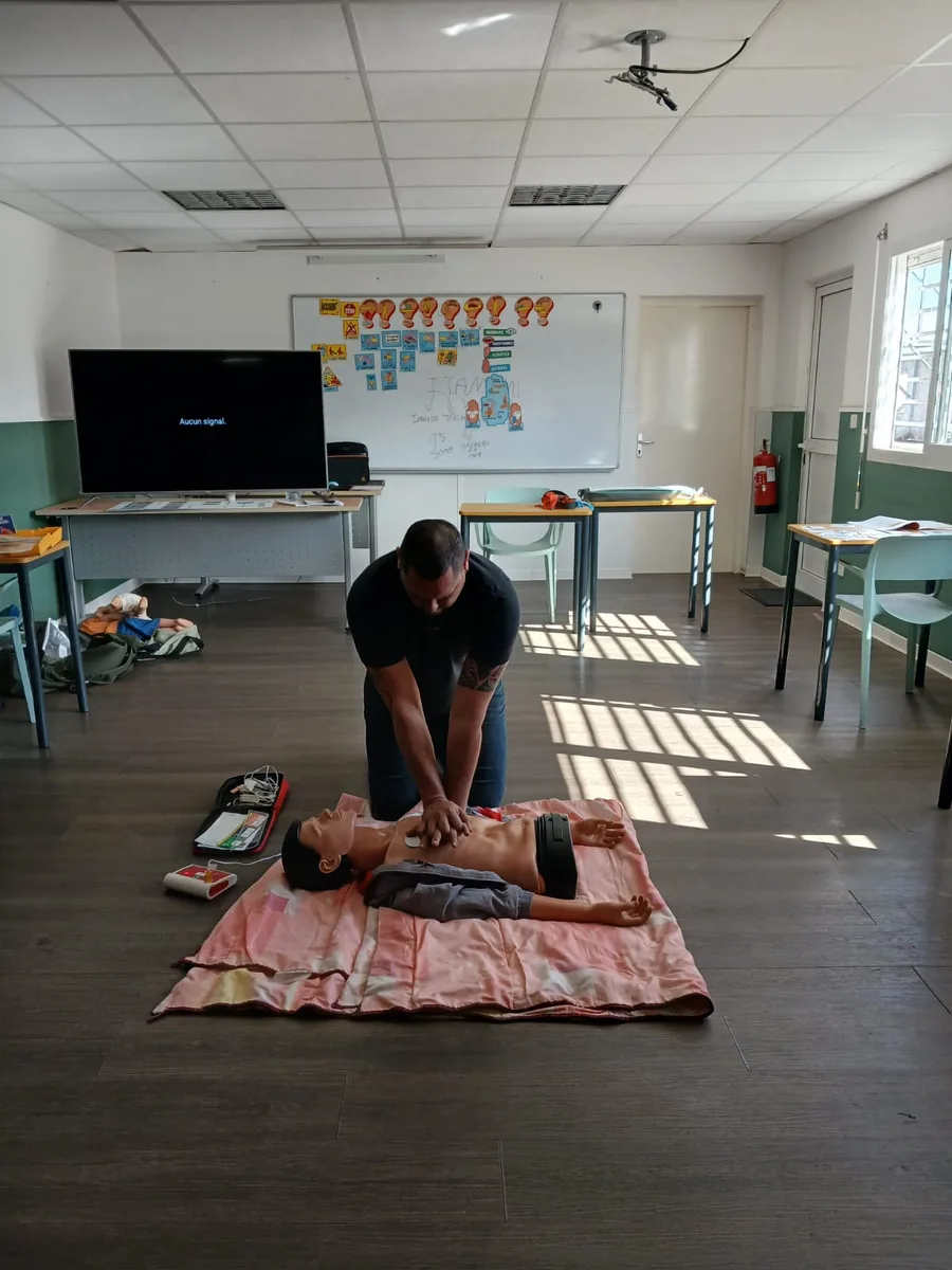 Massage cardiaque (RCP) sur mannequin — formation Sauveteur Secouriste du Travail