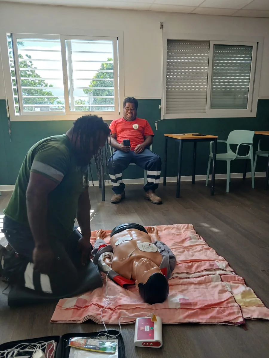 Utilisation du défibrillateur automatique (DAE) sur mannequin en formation SST