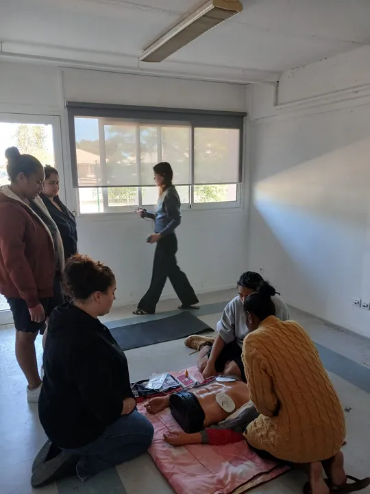 Mannequin équipé des électrodes d'un défibrillateur d'entraînement (DAE), initiation aux gestes qui sauvent HK Formation à Nouméa