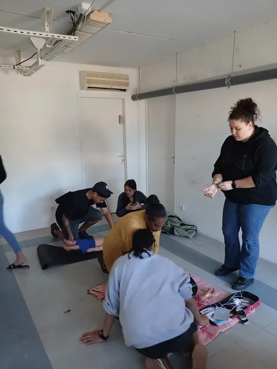 Participants s'exerçant sur mannequin lors d'une initiation aux gestes qui sauvent animée par HK Formation à Nouméa
