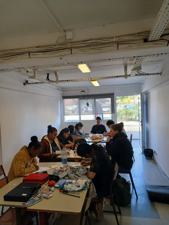 Trousse de secours, mannequin nourrisson et pansements en salle, initiation aux gestes qui sauvent au lycée Jules Garnier, Nouméa